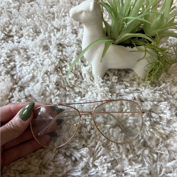 Chic Gold Aviator Glasses - Picture 3 of 3